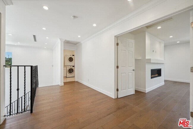Building Photo - 5114 Cedros Ave