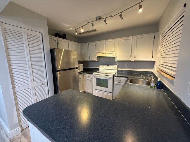 Building Photo - * MOVE IN SPECIAL * 1/2 OFF 2ND MONTH'S RENT!! Spacious 1,226 SF Unit - 2 bd / 2 ba near UF - Bra...