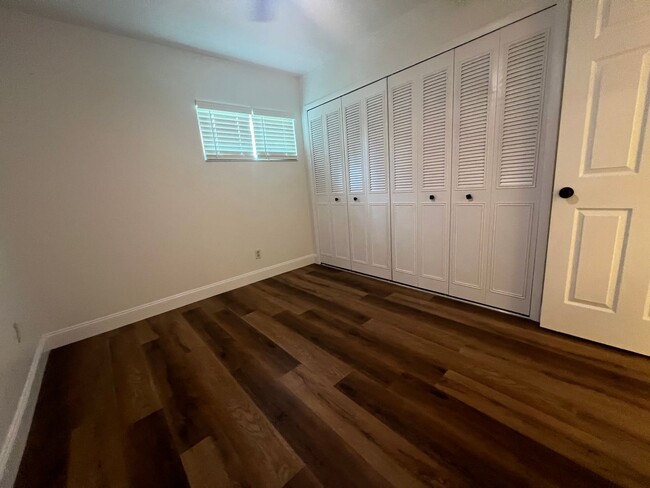 Building Photo - NEWLY 2/1.5 UPDATED Clearwater townhome/condo