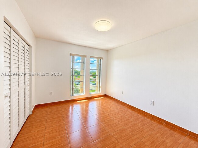 Building Photo - 1075 W 68th St
