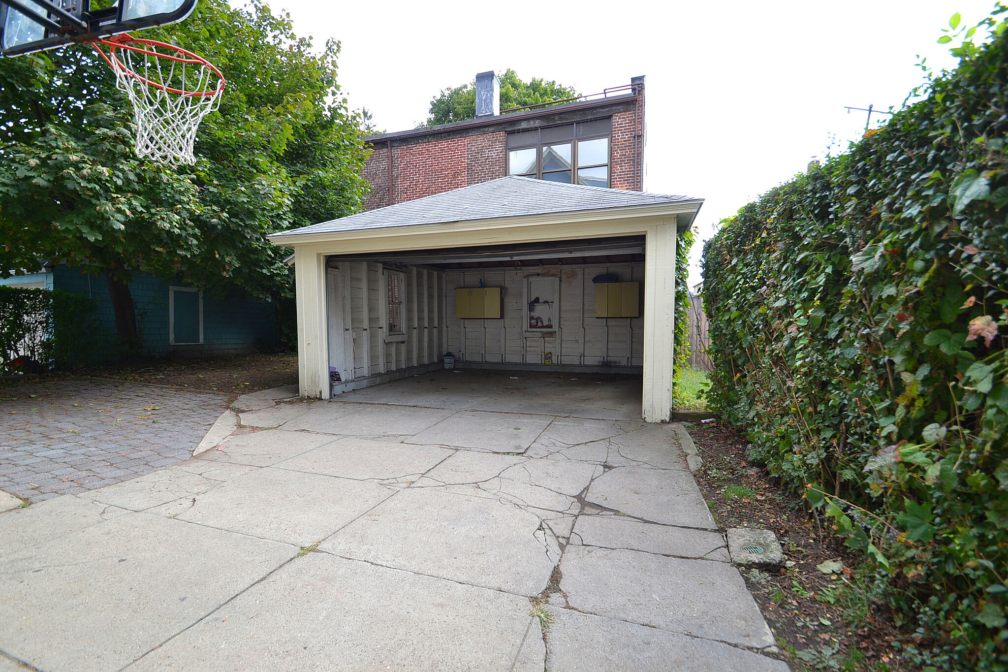 garage - 585 Beechwood Ave