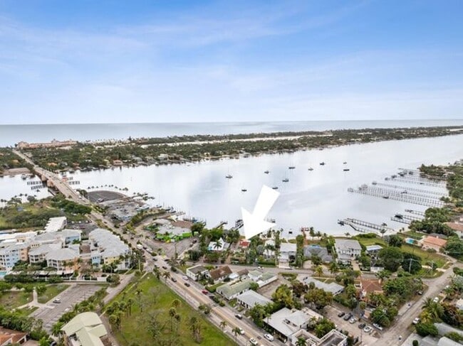 Building Photo - 114 S Lake Dr