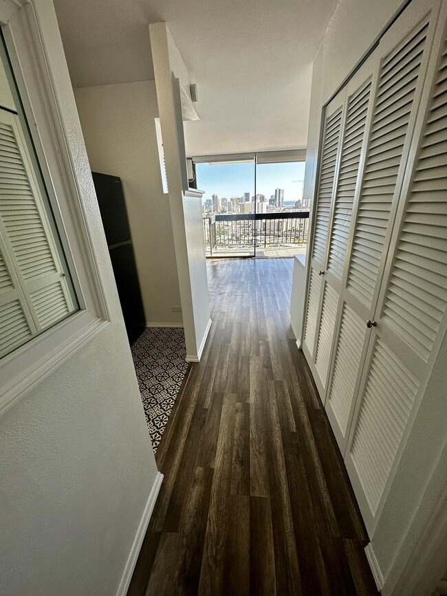 Building Photo - 1560 Thurston Ave