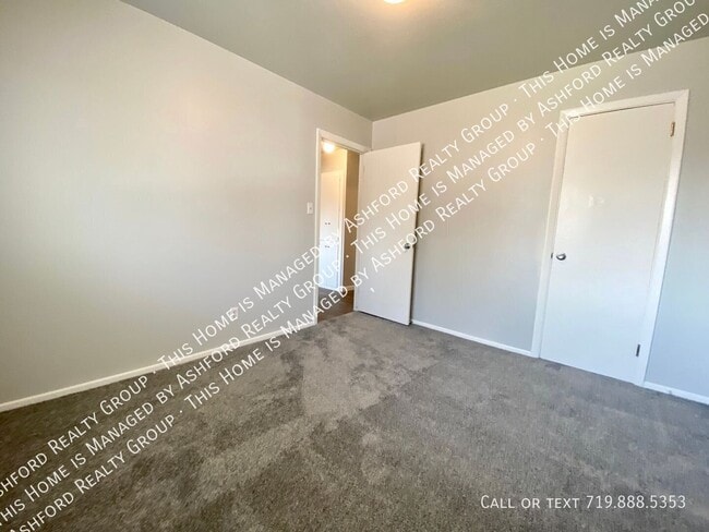 Building Photo - 2230 Ivanhoe Dr