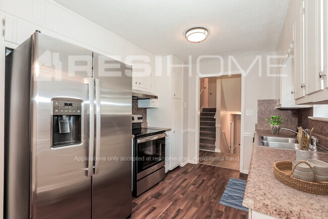 Building Photo - 3943 Woodland Cir SE