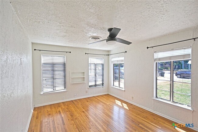 Building Photo - 268 E Mill St