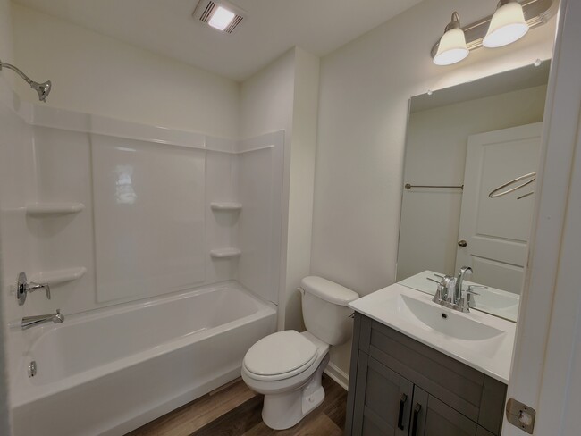 Hall Bath - 12097 Pendarvis Ln