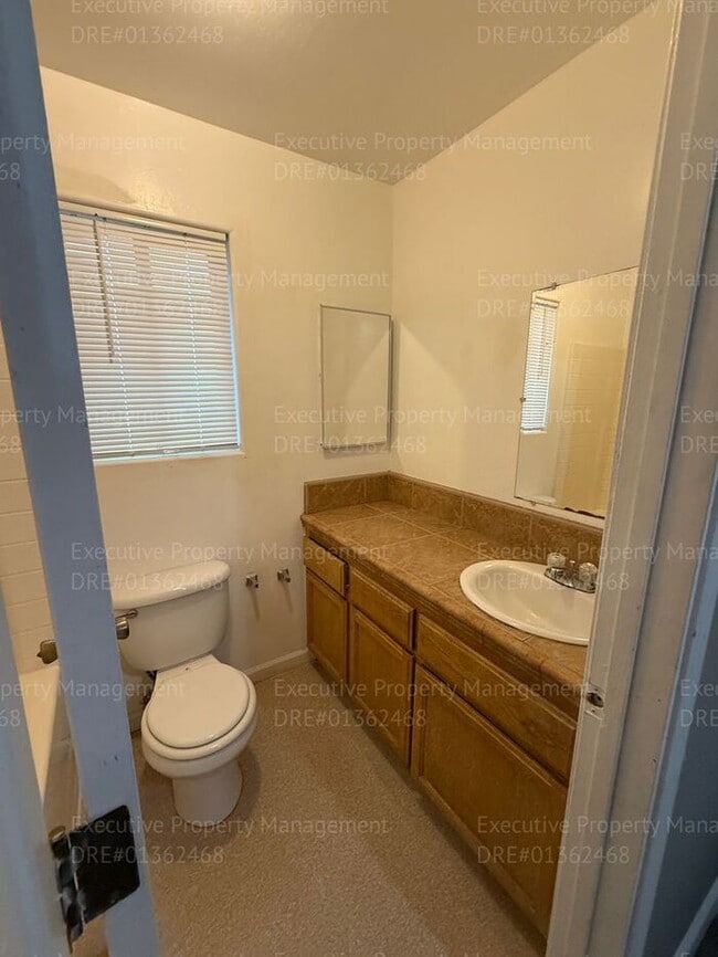 Building Photo - Spacious 3 bedroom, 2.5 bathroom townhome....