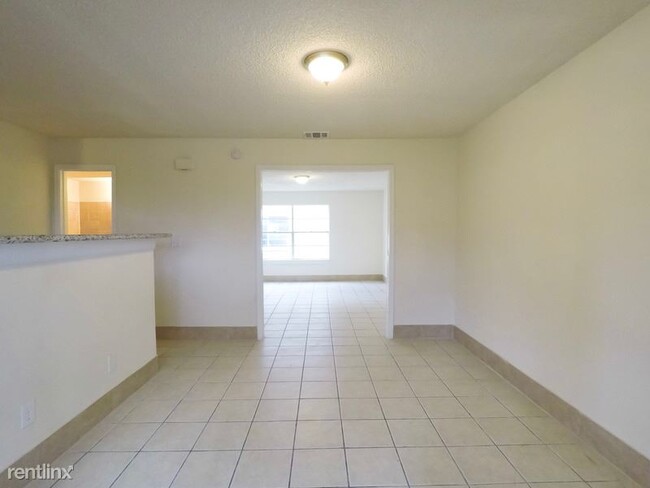 Building Photo - 2 br, 2 bath Townhome - 6609 Brittmoore Rd