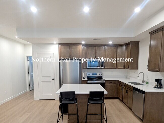 Building Photo - New 3 Bed 3 Bath Townhome