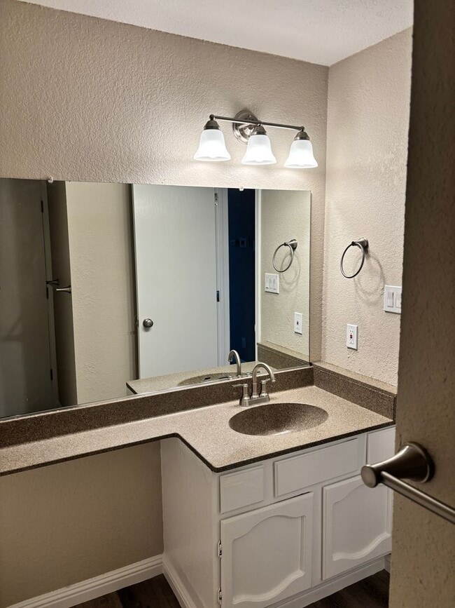 Building Photo - COMPLETELY REMODELED - THIS ONE WON'T LAST...