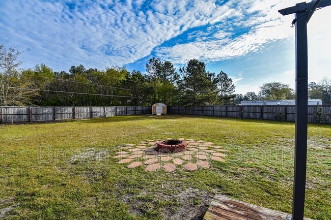 Building Photo - 131 Flag Ln