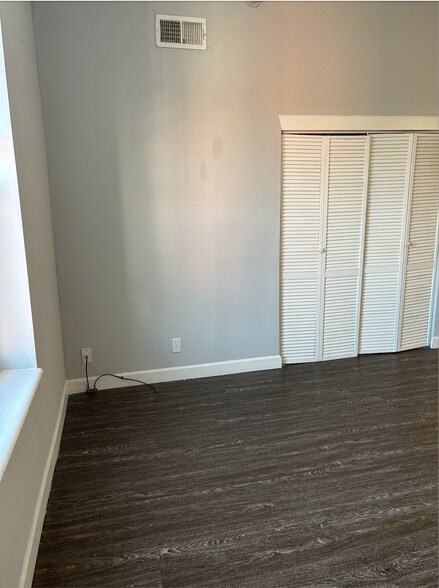 Building Photo - 407 N Taylor Ave