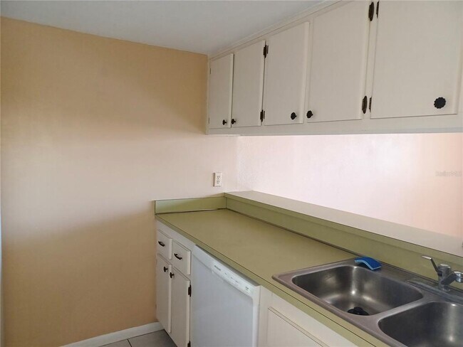 Building Photo - 2525 W Bay Dr