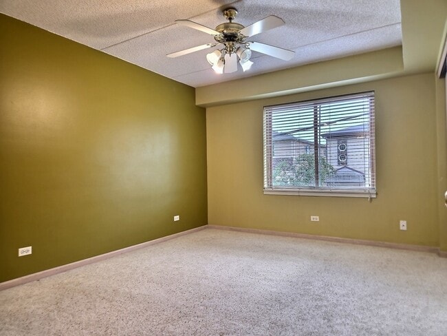 Building Photo - 8700 W Evelyn Ln