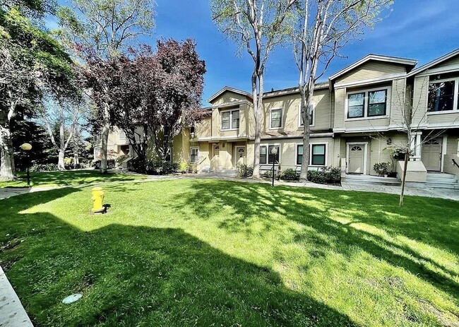 Building Photo - 959 La Mesa Terrace