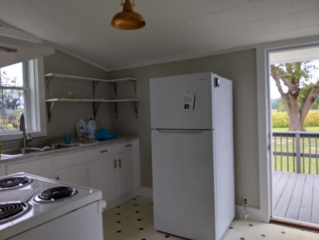 Building Photo - Adorable farmhouse ready for new long term...