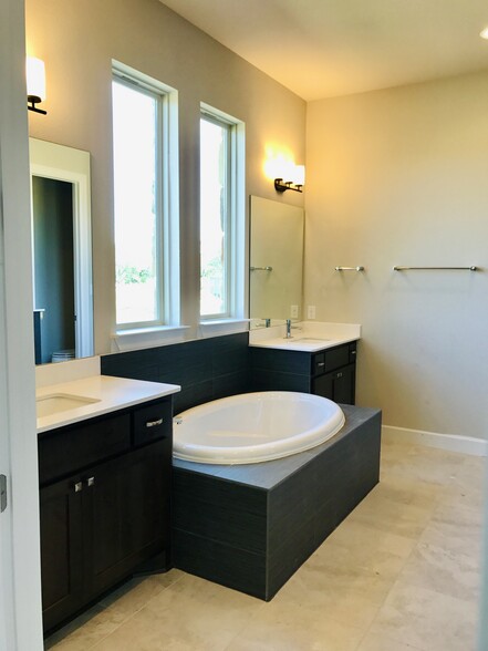 Deep soaker tub and his/her vanities - 429 Pink Granite Blvd