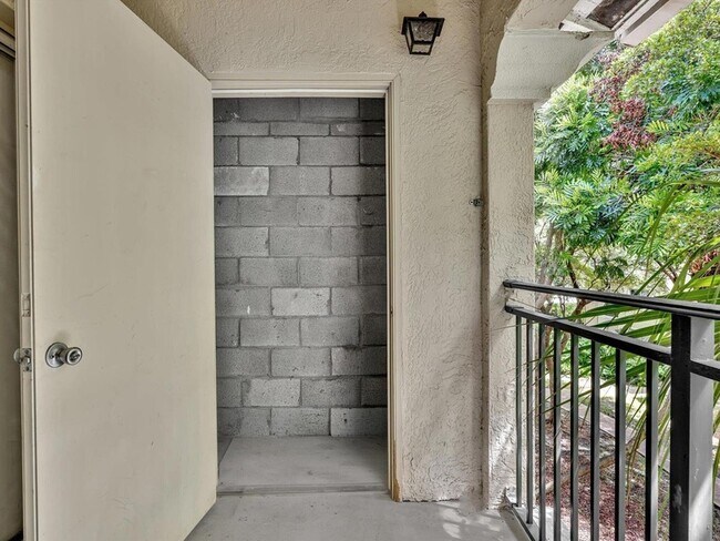 Building Photo - 2433 Centergate Dr