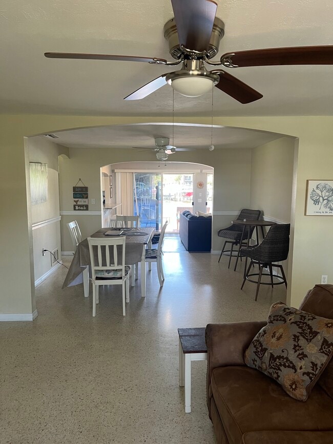 Building Photo - 24 Oakwood Dr N