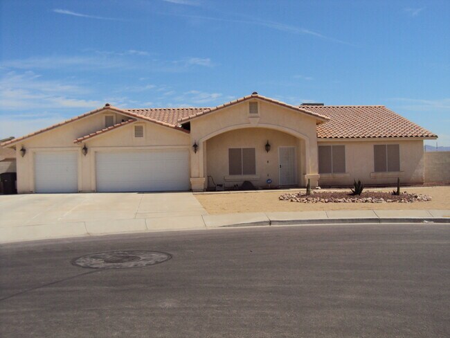 Building Photo - 4  BED, HUGE BACKYARD, 3 CAR GARAGE!