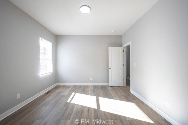 Building Photo - "Spacious 3-Bedroom Duplex with Granite Charm in Indianapolis – 1250 Sq Ft of Modern Living!"