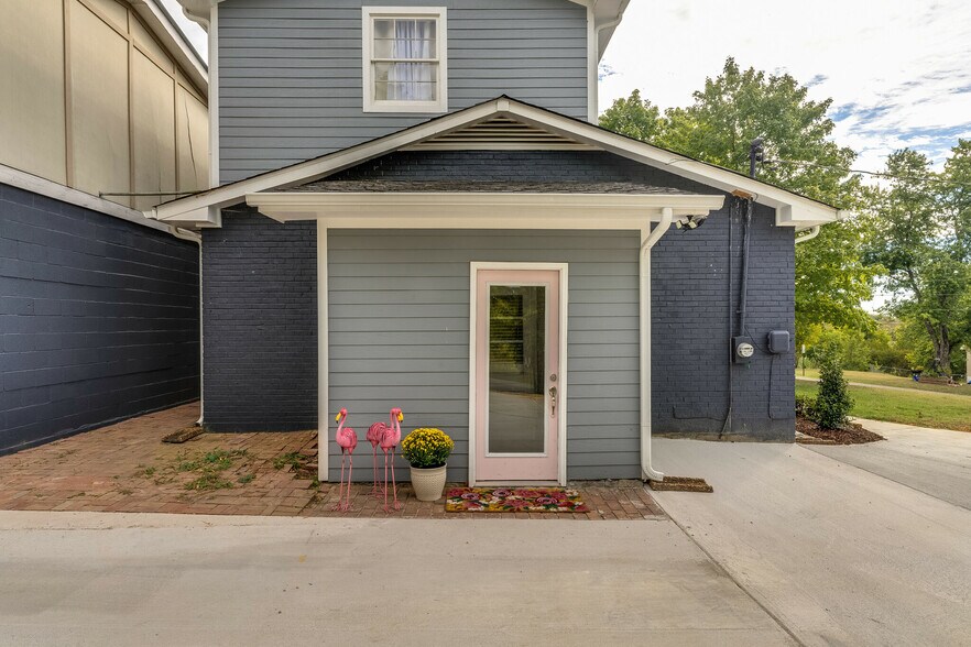 Building Photo - 121 Dennis Rd