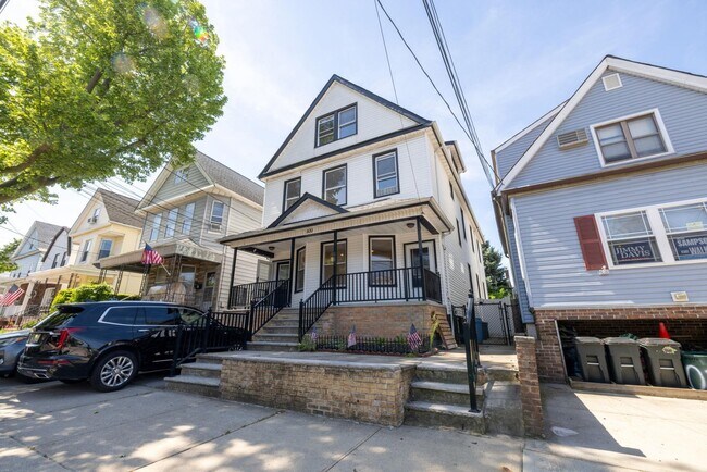 Building Photo - 100 W 46th St