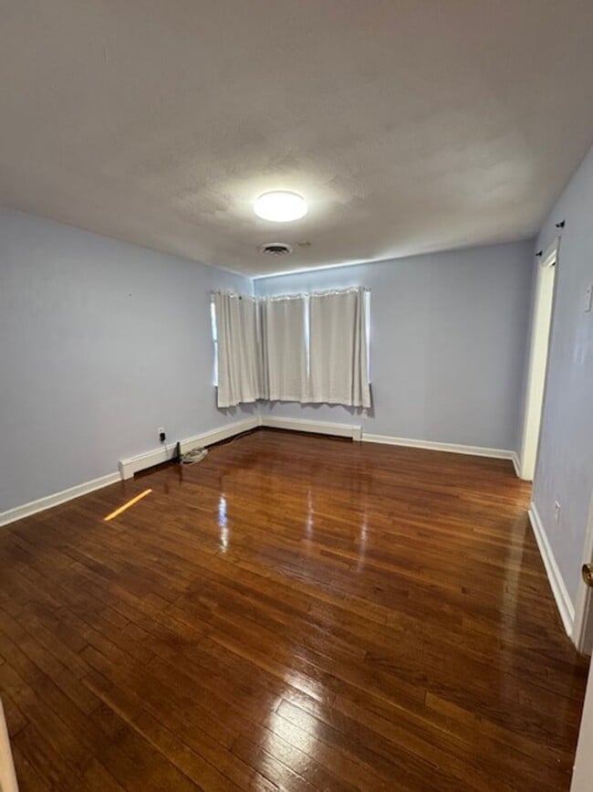 Building Photo - Spacious Brick Rancher