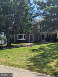 Building Photo - 830 Woodcrest Dr