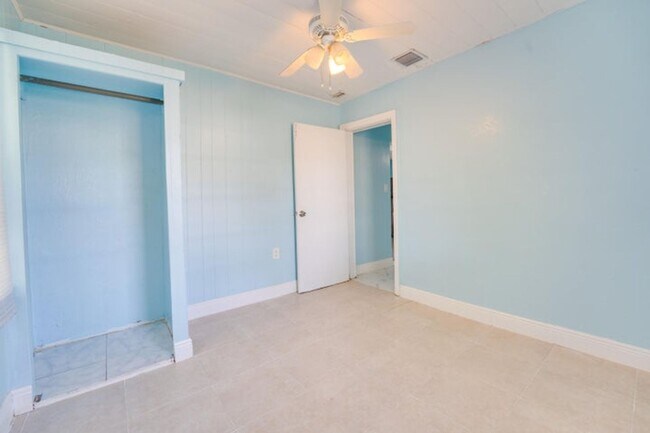 Building Photo - 813 Truman St