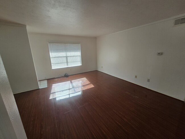 Building Photo - 8071 Meadow Park Dr