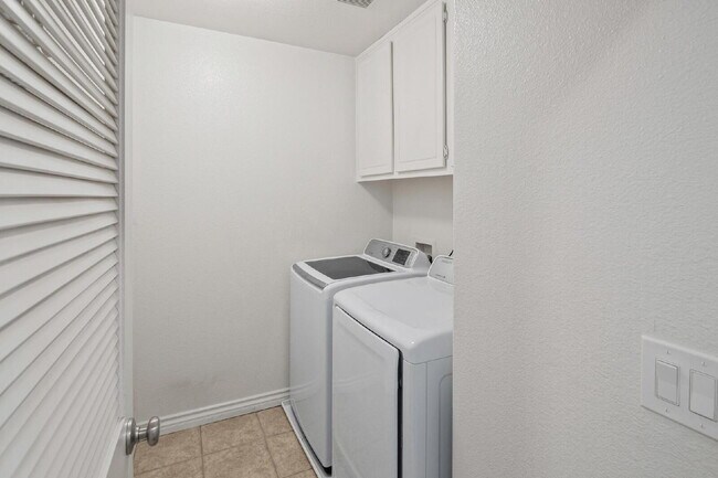 Building Photo - Stunning Corner Unit with Mountain Views & Prime Location!