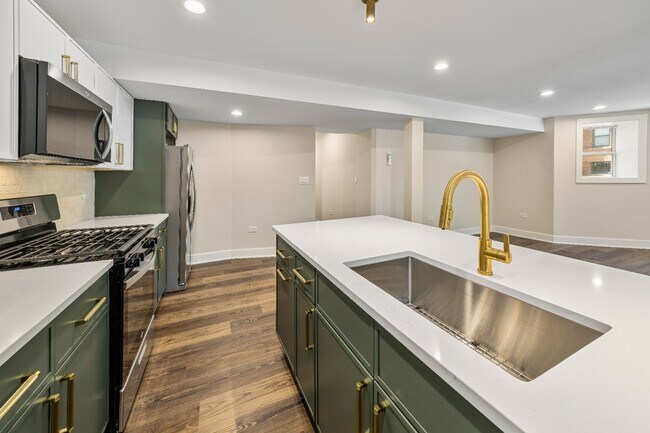 Building Photo - Garden unit: Renovated 3 bed in Logan Square - Now Leasing!