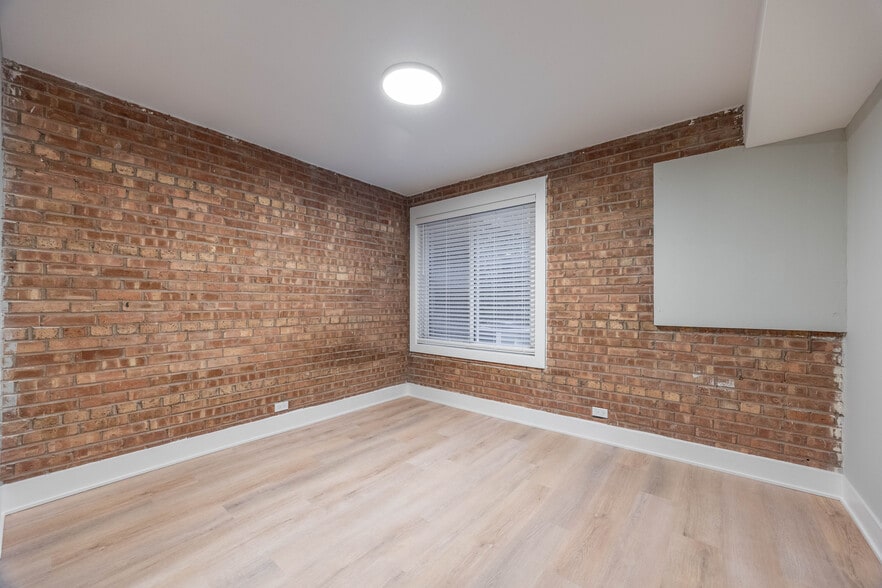 Building Photo - 1225 N La Salle Dr