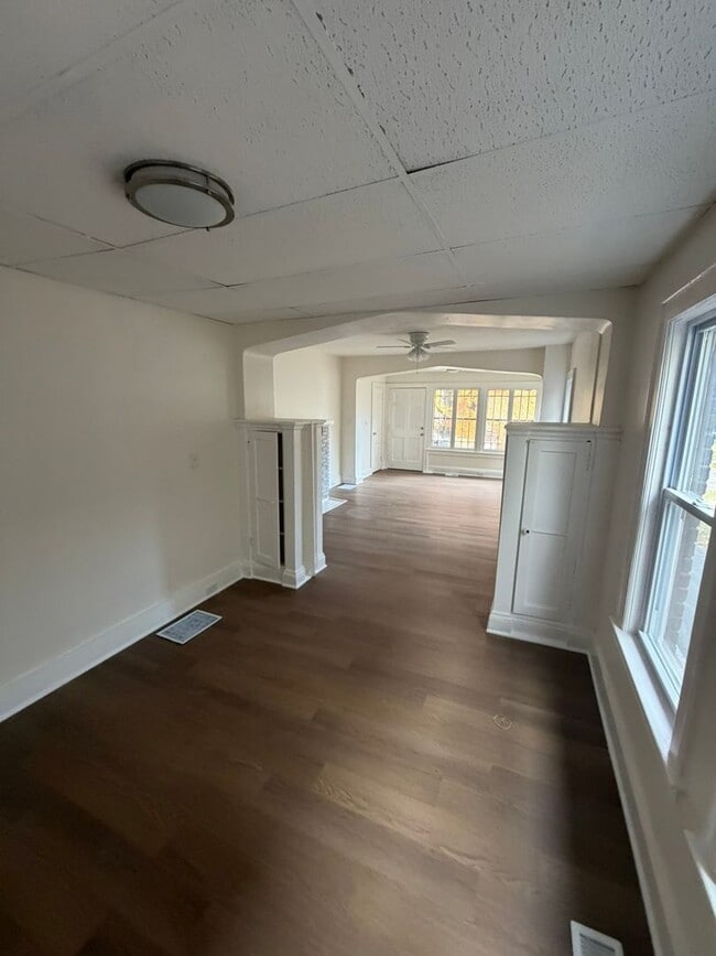 Building Photo - 3242-3242 Sycamore Rd