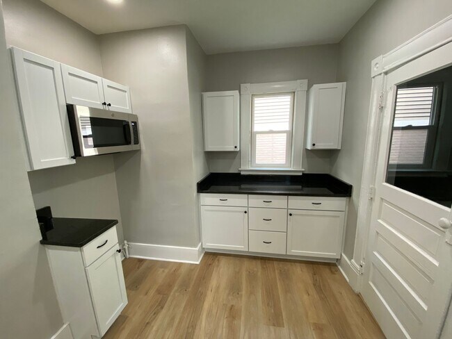Building Photo - Fully Remodeled House!