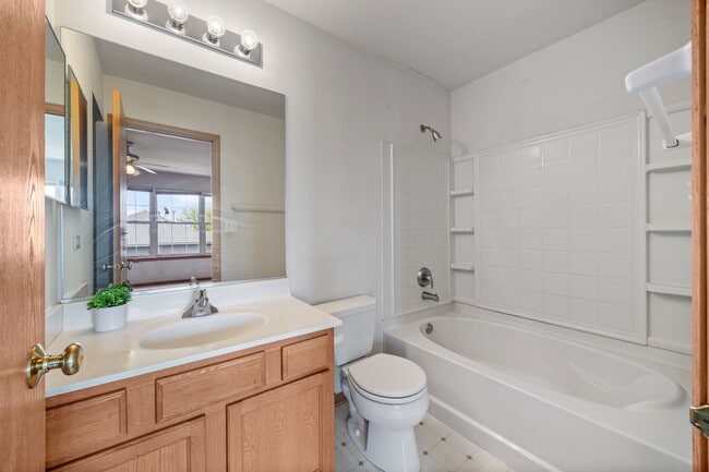 Building Photo - 923 Emerald Dr