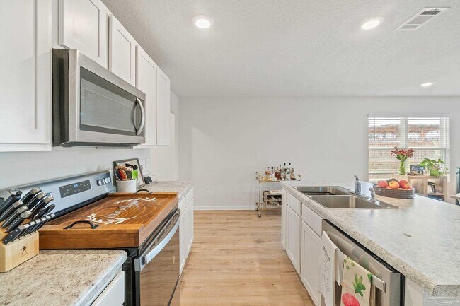 Building Photo - 5252 Peach Dr