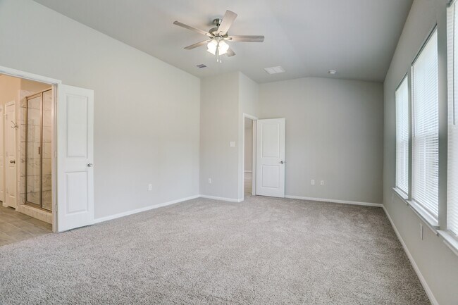 Building Photo - 725 W Foley St