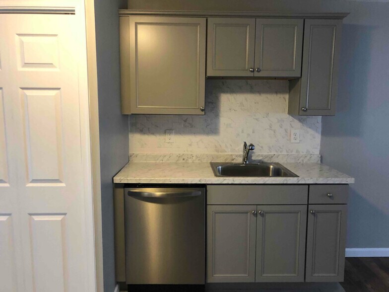 Building Photo - 527 Charles St