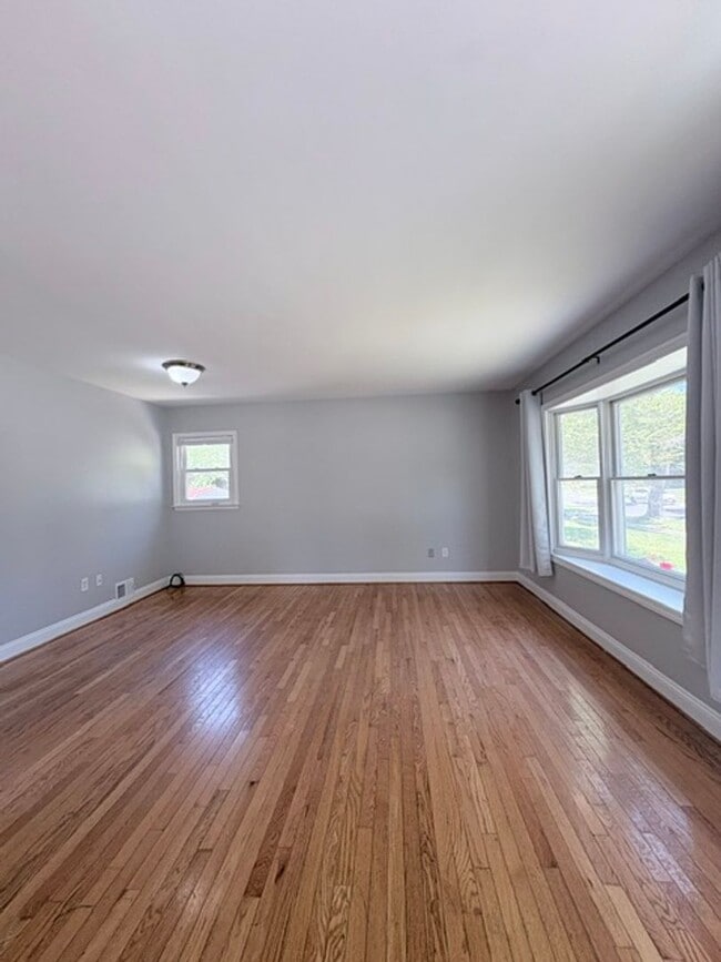 Building Photo - 900 Neal Dr