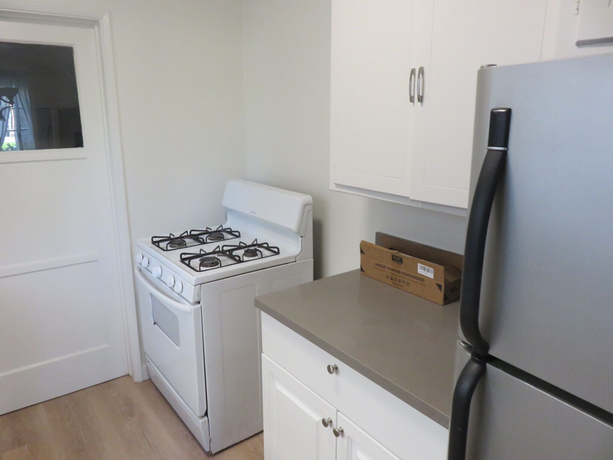 Building Photo - 828 W Glenoaks Blvd