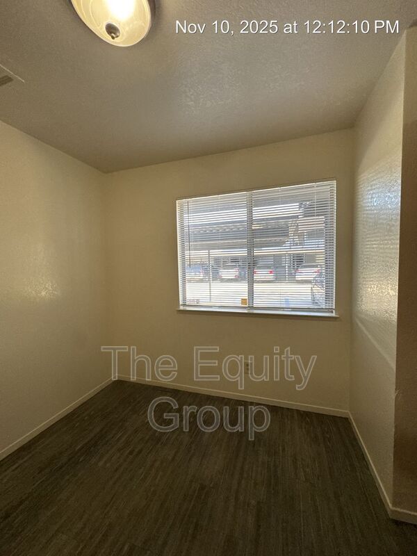 Building Photo - 701 E Noble Ave