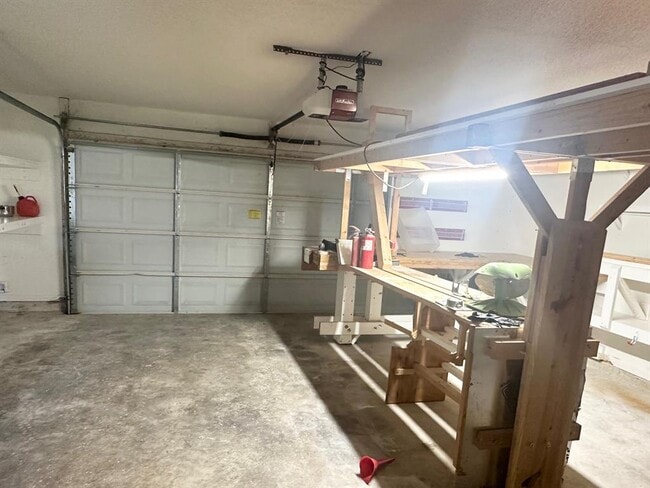 Building Photo - 1102 Serenada Dr