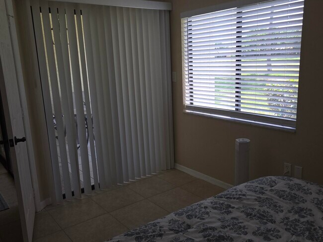 Building Photo - 1145 Country Club Dr