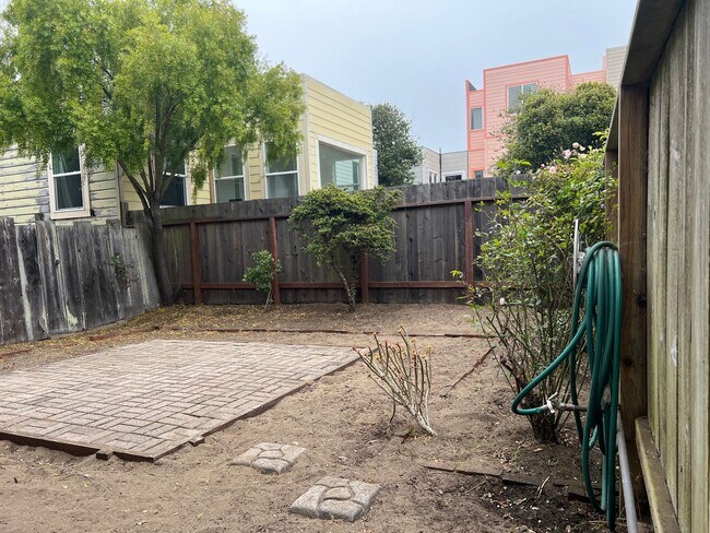 Building Photo - Charming Outer Sunset 2 BDRM WITH SUNROOM Home Just Steps from Ocean Beach!