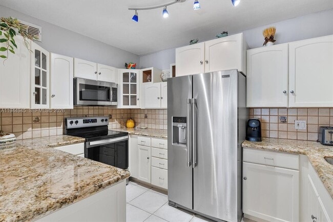 Building Photo - 5005 Collins Ave