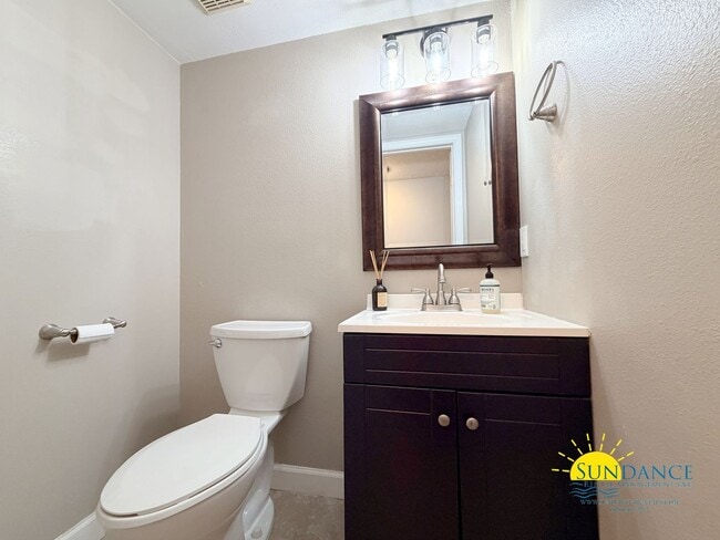 Building Photo - End-Unit Townhome located between Hurlburt Field and Eglin AFB w/ Fenced Yard!