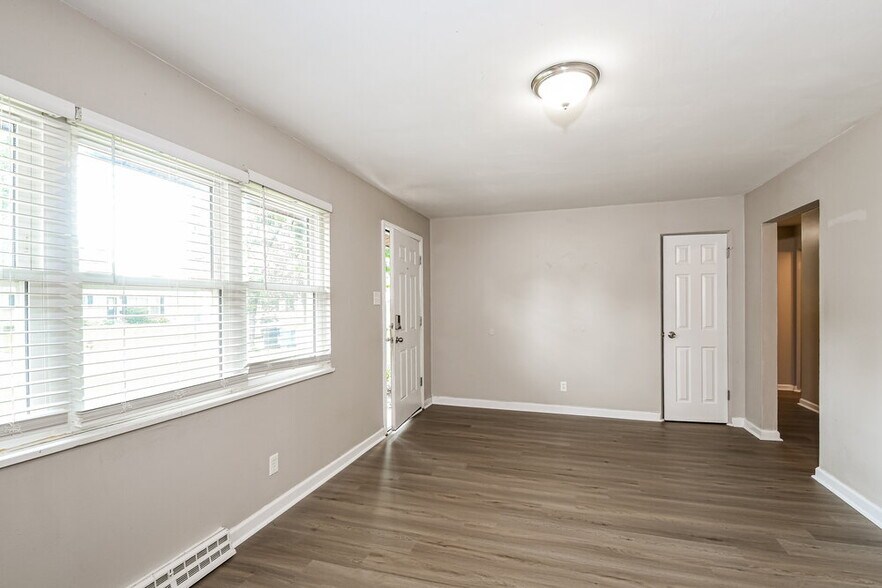 Building Photo - 1850 Shirlene Dr